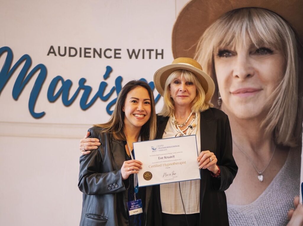 Eve Kruavit with Marisa Peer, holding a certificate in Hypnotherapy at Graduation